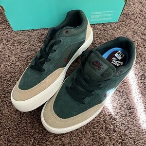 New Nike SB Malor Seaweed Khaki Phantom Skateboard Shoes Size 7.5 Mens